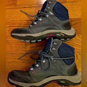 AHNU Teva eVent Womens hiking boots waterproof Vibram size 7 Blue, EUC 1019200